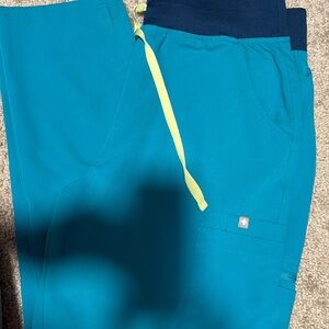 Teal High Waisted
Yola™ - Tall Skinny Scrub
Pants Size LARGE